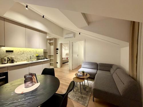een woonkamer met een bank en een tafel bij Residence 33 in Sarajevo
