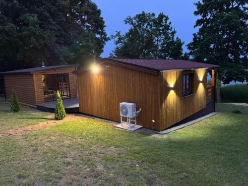 a small building with a speaker in a yard at Pasakų namelis in Svėdasai