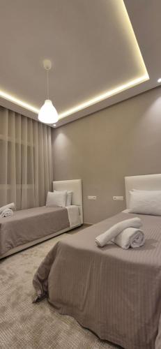 una camera con due letti di Rabat Residence - OCEAN STAY 2 a Rabat