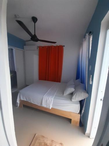 a bedroom with a bed with a ceiling fan at Apartamentos La Mina in Manuel Chiquito