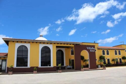 ein gelbes Gebäude mit einer weißen Kuppel oben drauf in der Unterkunft Hotel Villalba in Comitán de Domínguez