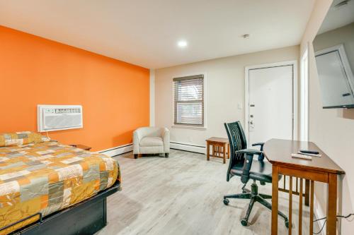 En eller flere senge i et værelse på 5 Mi to Pine Knob Pet-Friendly Studio Retreat