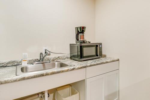 Køkken eller tekøkken på 5 Mi to Pine Knob Pet-Friendly Studio Retreat