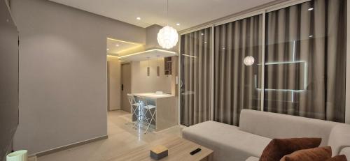 un soggiorno con un divano e una finestra di Rabat Residence - OCEAN STAY 2 a Rabat