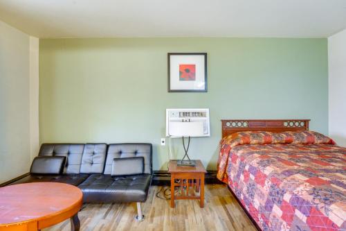 una camera da letto con un letto, un tavolo e una sedia di Slopes-Ready Studio Near Pine Knob Pets Welcome! a Clarkston