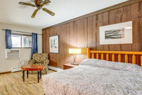 En eller flere senge i et værelse på Pet-Friendly Studio Near Pine Knob Bring Skis!