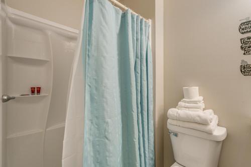 Et badeværelse på Pet-Friendly Studio Near Pine Knob Bring Skis!