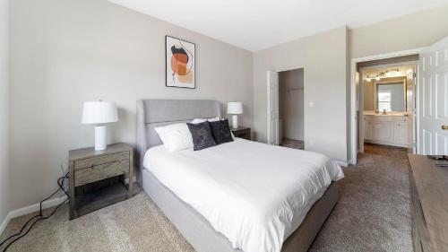 Postel nebo postele na pokoji v ubytování Landing at The Villages at Canterfield - 1 Bedr...