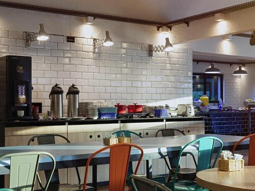 Køkken eller tekøkken på ibis Styles Rio Preto Monte Libano