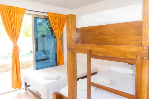 a bedroom with two bunk beds and a window at ZABDI COVEÑAS in Coveñas