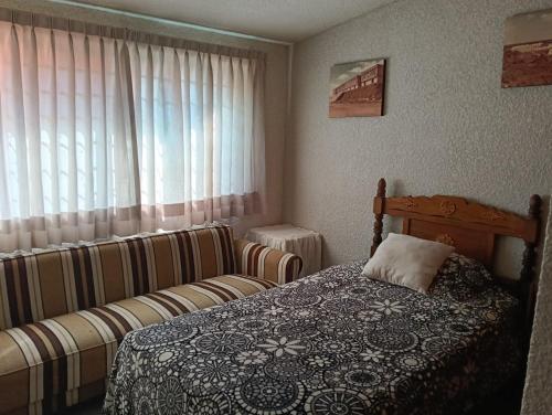 a bedroom with a bed and a window at Confortables habitaciones en zona residencial de Vista Bella, Morelia Michoacan in Morelia