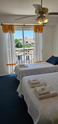 2 letti con asciugamani in una camera da letto di Hotel Soleares a Mar del Plata