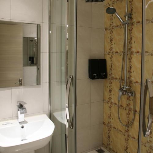 a bathroom with a shower and a sink and a shower at Hotel Boutique Holitel in Santiago