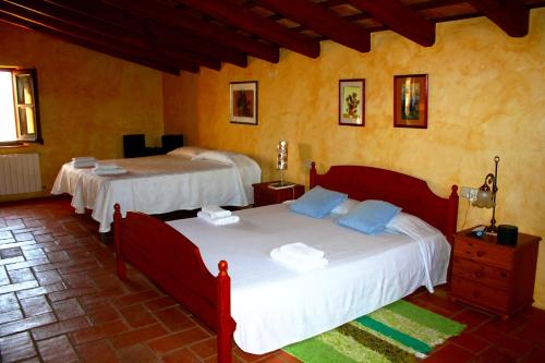 een slaapkamer met 2 bedden in een kamer bij Mas Saris in Peratallada