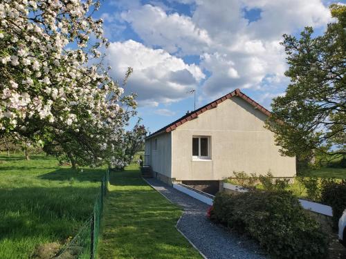 ein Haus mit einem Garten und blühenden Bäumen in der Unterkunft Le clos du rhododendron proximité Dieppe in Le Bois-Robert