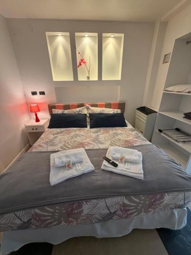 ein Schlafzimmer mit einem Bett, auf dem zwei Handtücher liegen in der Unterkunft SAN FRANCISCO in Comodoro Rivadavia