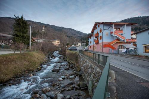 un río al lado de una carretera al lado de un edificio en Résidence Chardon Bleu, en Landry