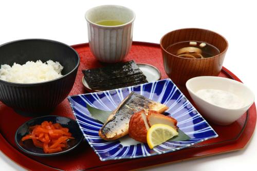 un vassoio con un piatto di cibo con riso e verdure di Hotel Sunflex Kagoshima a Kagoshima