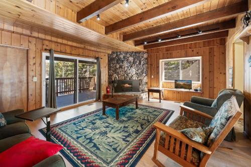 Khu vực ghế ngồi tại The Hidden Pines Mountain Home by Navigate Stays