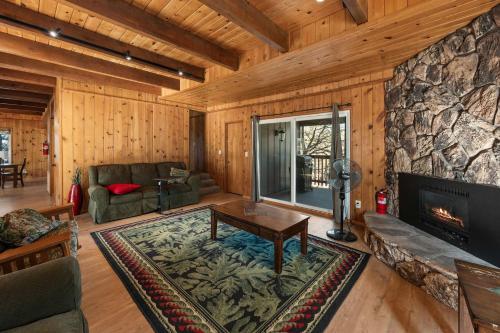 TV/trung tâm giải trí tại The Hidden Pines Mountain Home by Navigate Stays