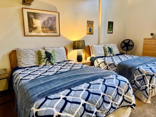 En eller flere senge i et værelse på Treetop Condo in Yosemite-Sleeps 6-Balcony