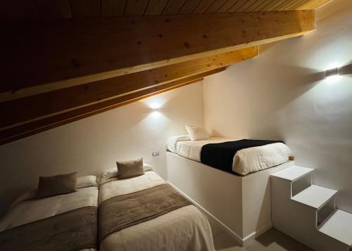 En eller flere senge i et værelse på El Sueño De Albarracín II Duplex