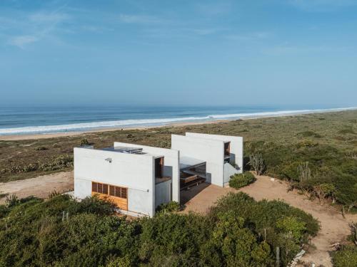 Afbeelding uit fotogalerij van Casa Nopales Beachfront Brutalist Villa in Santa María Tonameca