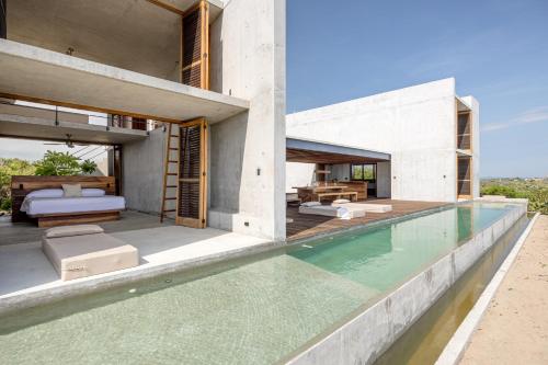 Afbeelding uit fotogalerij van Casa Nopales Beachfront Brutalist Villa in Santa María Tonameca