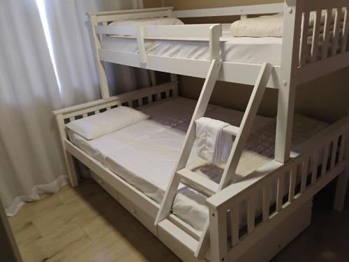 een paar stapelbedden in een kamer bij Chácara Alci Guedes in São Gabriel