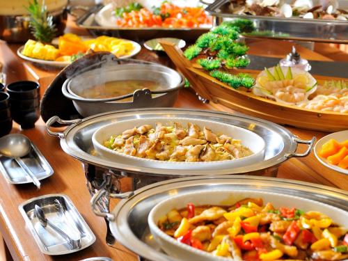 ein Buffet mit verschiedenen Speisen auf dem Tisch in der Unterkunft Hotel Route-Inn Saga Ekimae in Saga
