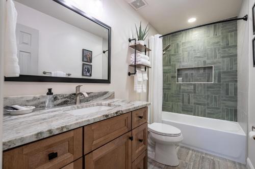 een badkamer met een wastafel, een bad en een toilet bij Peaceful Rydal Retreat With Modern Comforts in Rydal