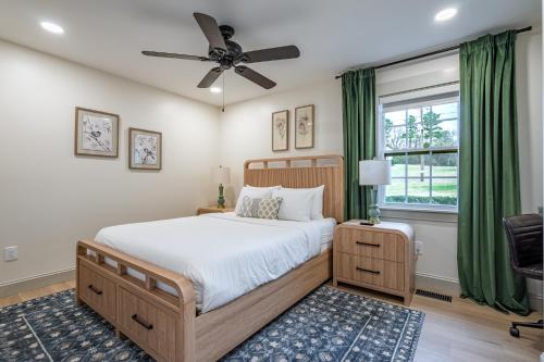 een slaapkamer met een bed en een plafondventilator bij Peaceful Rydal Retreat With Modern Comforts in Rydal