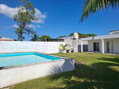 una piscina nel cortile di una casa di Casa de Playa Elsa a La Vigueta