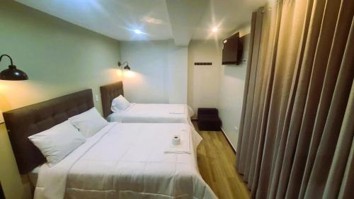 Postel nebo postele na pokoji v ubytování Los Angeles Hotel