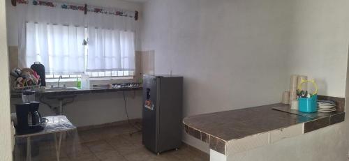 una cucina con frigorifero nell'angolo di una camera di Casa de Playa Elsa a La Vigueta