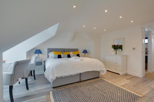 En eller flere senge i et værelse på 4 Bed in Padstow oc-p00718