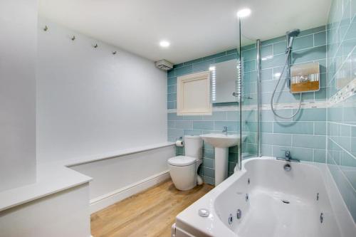 a bathroom with a tub and a toilet and a sink at 3 Bed in Padstow oc-p00793 in Padstow