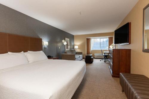 een hotelkamer met een bed en een flatscreen-tv bij Silver Cloud Hotel - Portland in Portland