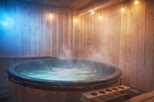 Galeriebild der Unterkunft Osada Brzeziny - 25 minut od Warszawy - sauna, balia z jacuzzi, basen, altana, grill, ogród, ognisko in Brzeziny