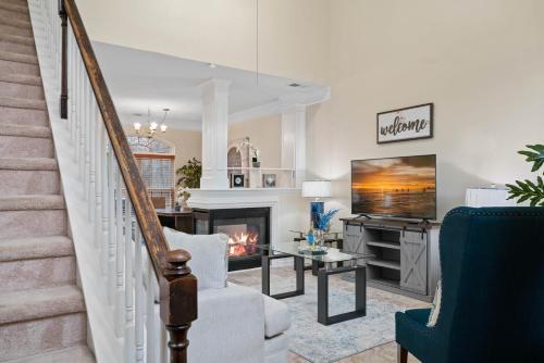 ein Wohnzimmer mit Kamin und Fernseher in der Unterkunft Cozy 4B 2 5B University Home King Beds Jacuzzi in Charlotte