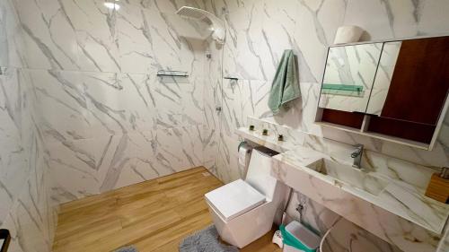 a bathroom with a toilet and a sink and a mirror at Casa Bela Vista do Cerrado in Samambaia