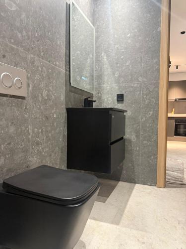 a bathroom with a black toilet and a mirror at Studio luxe Centre ville in Casablanca