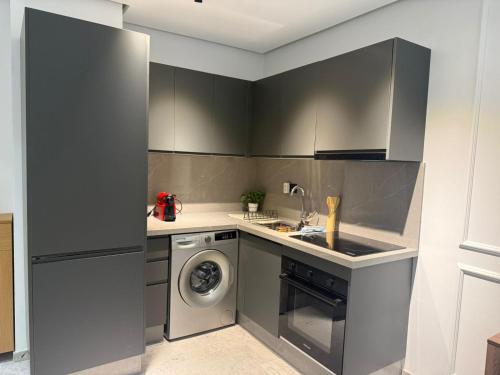 een keuken met een wasmachine en een wasmachine bij Studio luxe Centre ville in Casablanca