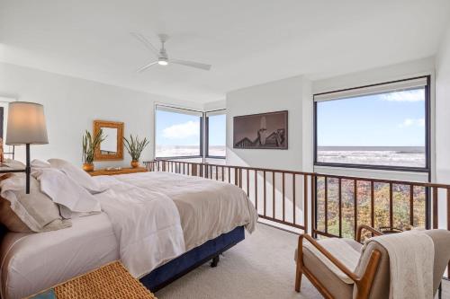 En eller flere senge i et værelse på Beachfront Retreat with Ocean Views