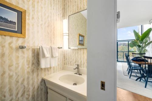 Et badeværelse på Beachfront Retreat with Ocean Views