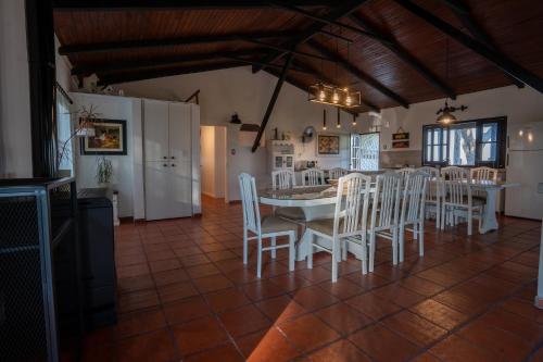 una sala da pranzo con un tavolo e sedie bianche di La Estancia a Federación