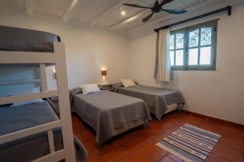 una camera da letto con due letti a castello e una finestra di La Estancia a Federación