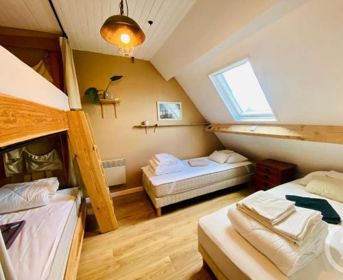 Giường trong phòng chung tại Surf Hostel Quiberon