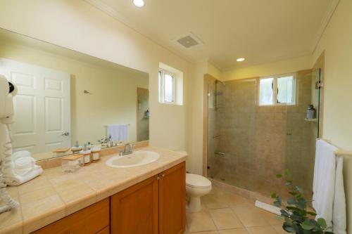 Et badeværelse på Del Mar 2A 3 bdr Ocean View in Los Suenos