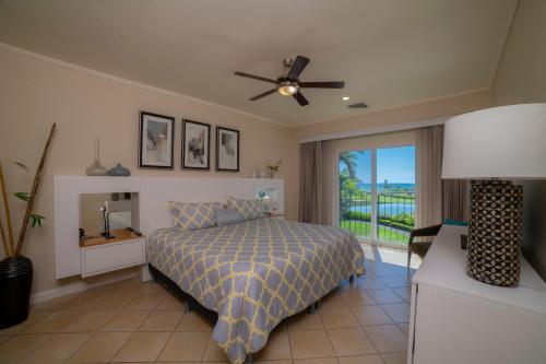 En eller flere senge i et værelse på Del Mar 2J 3 bdr Ocean View in Los Suenos